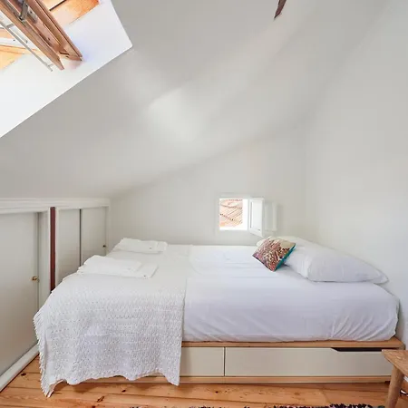 Central, Comfy And Light-filled Apt, By Timecooler * リスボン