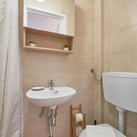 Central, Comfy And Light-filled Apt, By Timecooler *