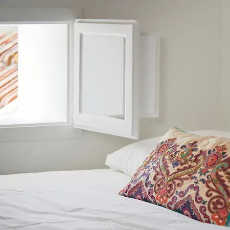 Central, Comfy And Light-filled Apt, By Timecooler *