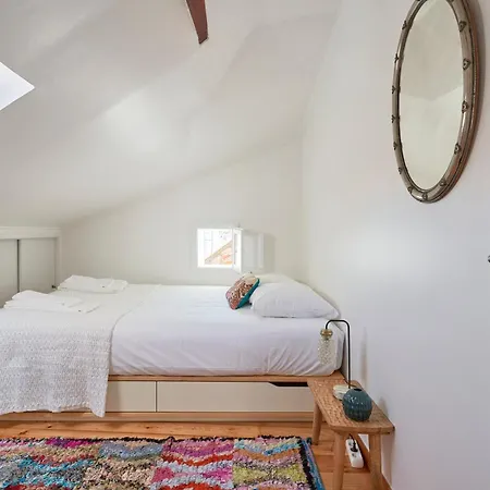 Apartman Central, Comfy And Light-filled Apt, By Timecooler *