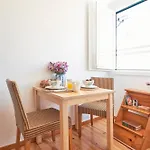 Central, Comfy And Light-filled Apt, By Timecooler 아파트 *