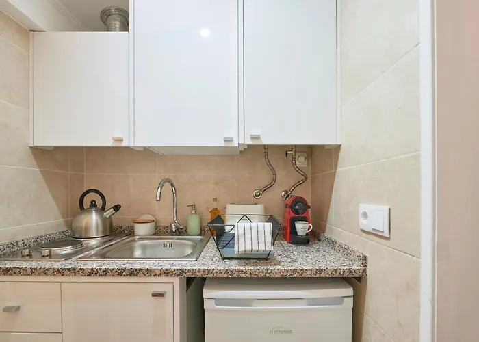 Central, Comfy And Light-filled Apt, By Timecooler شقة