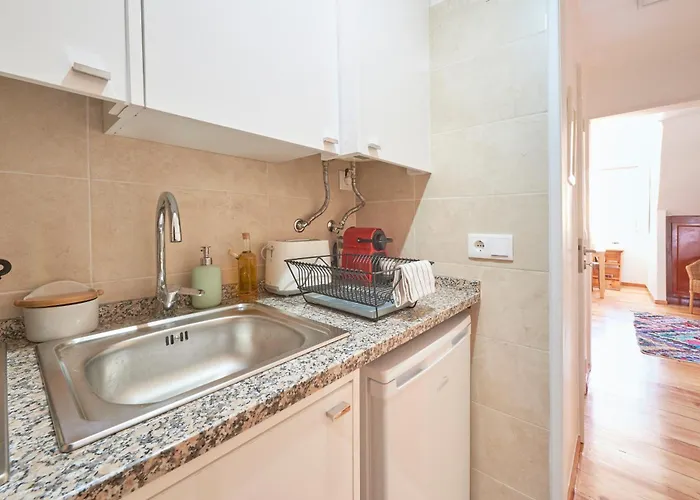 Central, Comfy And Light-filled Apt, By Timecooler