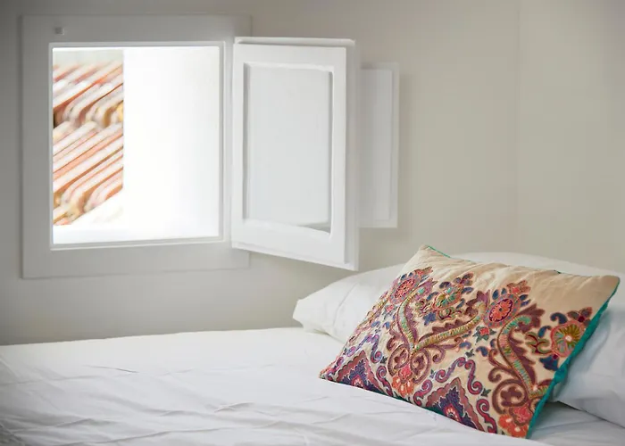 Central, Comfy And Light-filled Apt, By Timecooler *