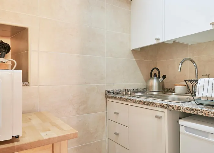 Central, Comfy And Light-filled Apt, By Timecooler شقة