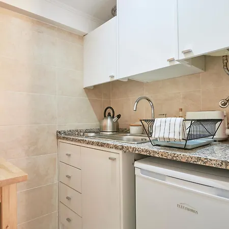 Central, Comfy And Light-filled Apt, By Timecooler *