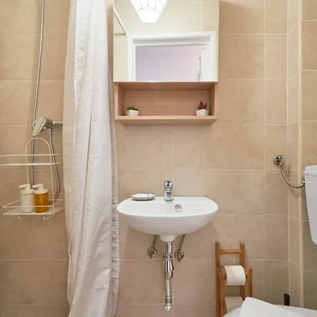 Апартаменти Central, Comfy And Light-filled Apt, By Timecooler